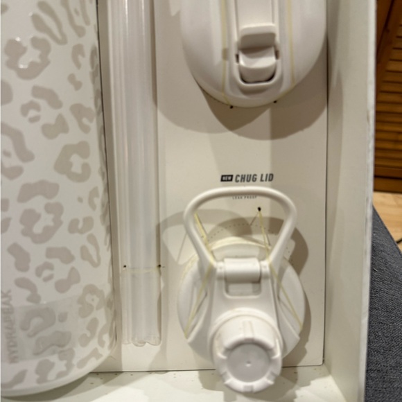 Hydrapeak White Leopard Insulated Water Bottle - Picture 7 of 7